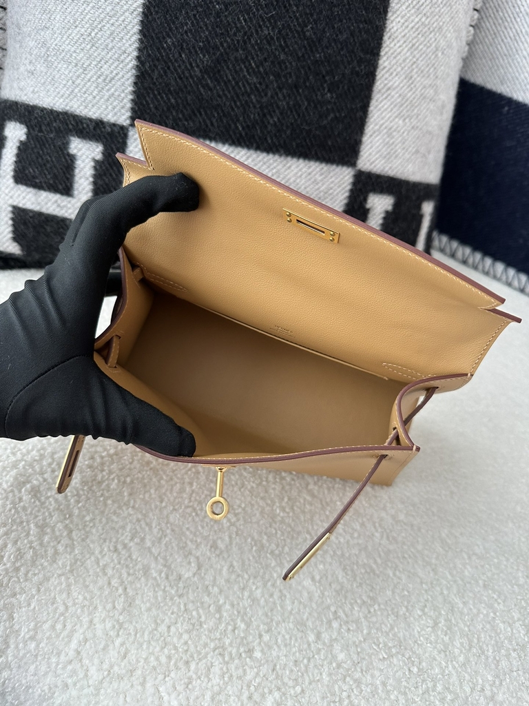 Kelly Pochette 22cm in Imported Swift Calfskin, 4B Biscuit Color with Gold Hardware
