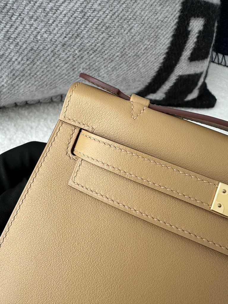 Kelly Pochette 22cm in Imported Swift Calfskin, 4B Biscuit Color with Gold Hardware