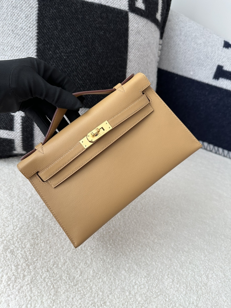 Kelly Pochette 22cm in Imported Swift Calfskin, 4B Biscuit Color with Gold Hardware