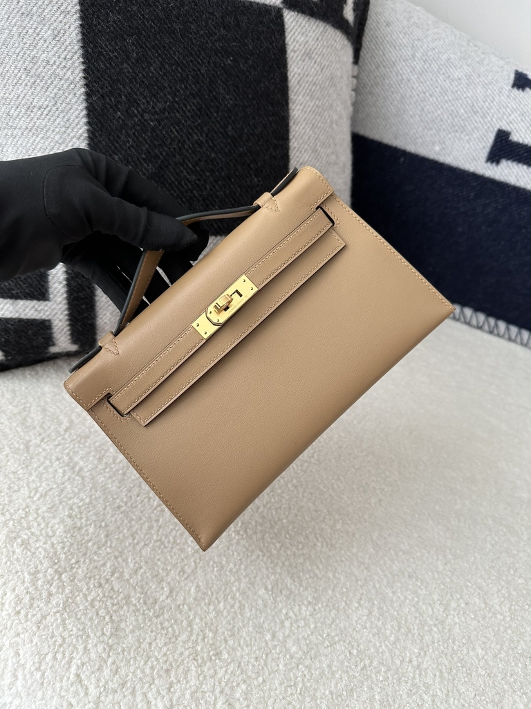 Kelly Pochette 22cm in Imported Swift Calfskin, 0M Chai Milk Tea Color with Gold Hardware