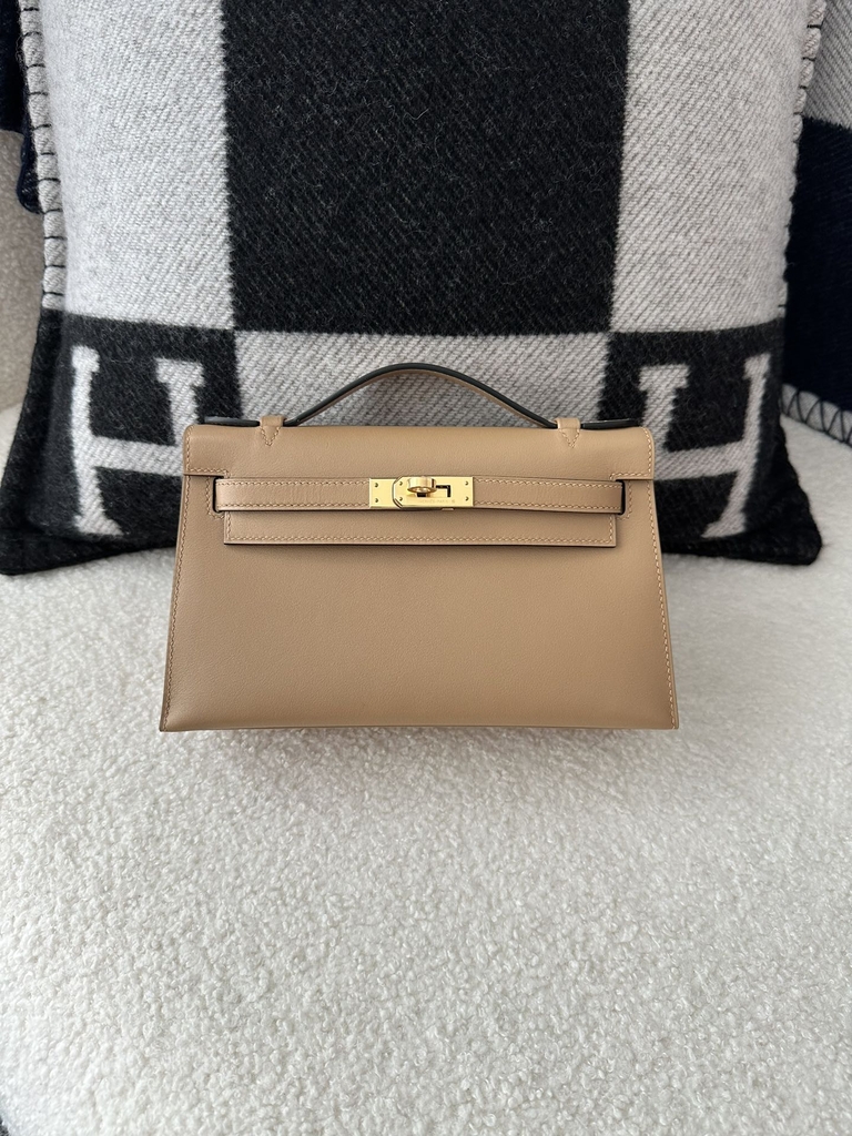 Kelly Pochette 22cm in Imported Swift Calfskin, 0M Chai Milk Tea Color with Gold Hardware