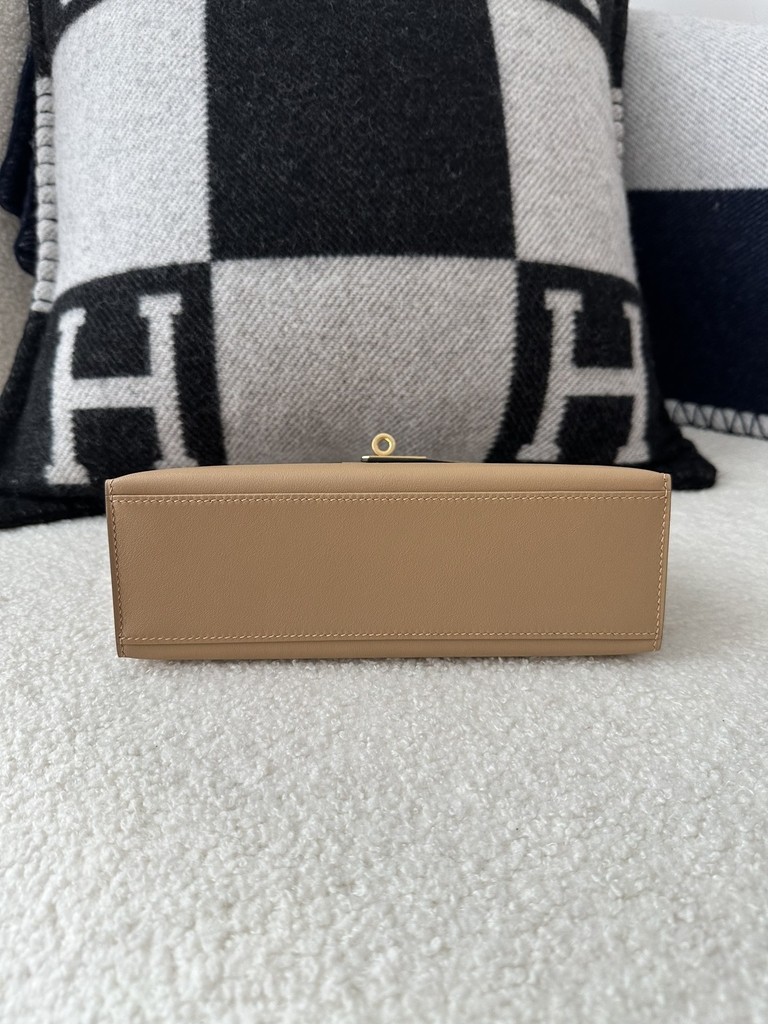 Kelly Pochette 22cm in Imported Swift Calfskin, 0M Chai Milk Tea Color with Gold Hardware
