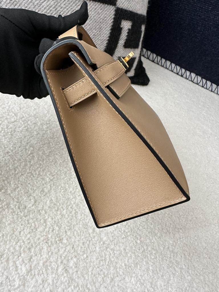 Kelly Pochette 22cm in Imported Swift Calfskin, 0M Chai Milk Tea Color with Gold Hardware