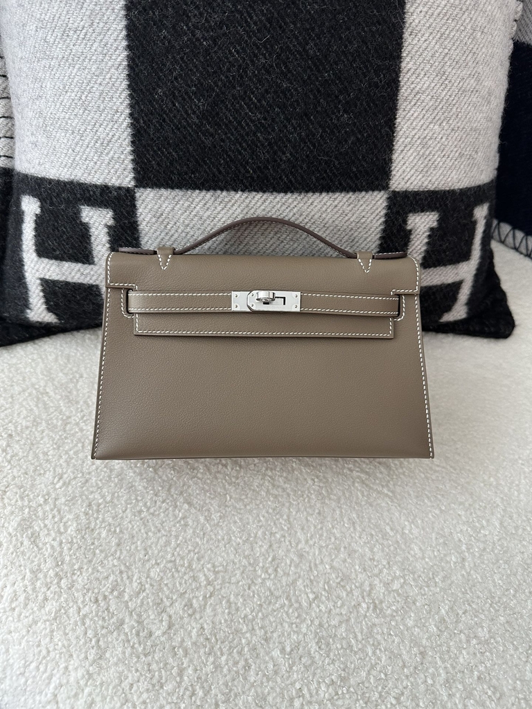 Kelly Pochette 22cm in Imported Swift Calfskin, CC18 Etoupe Grey with Silver Hardware