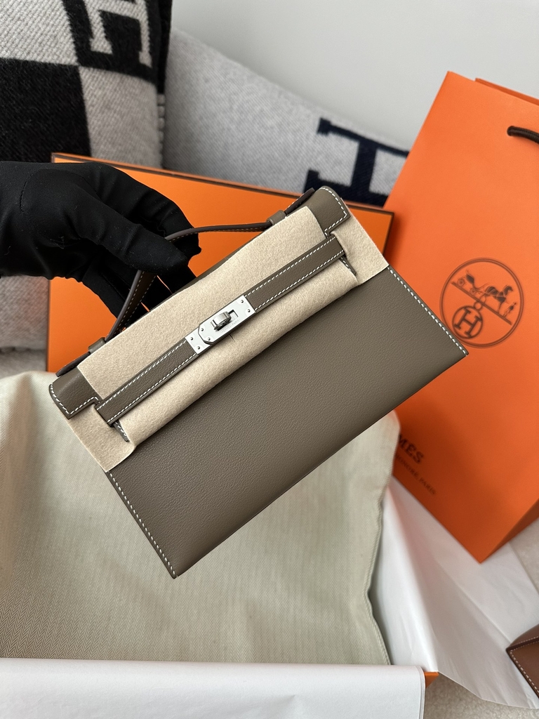 Kelly Pochette 22cm in Imported Swift Calfskin, CC18 Etoupe Grey with Silver Hardware