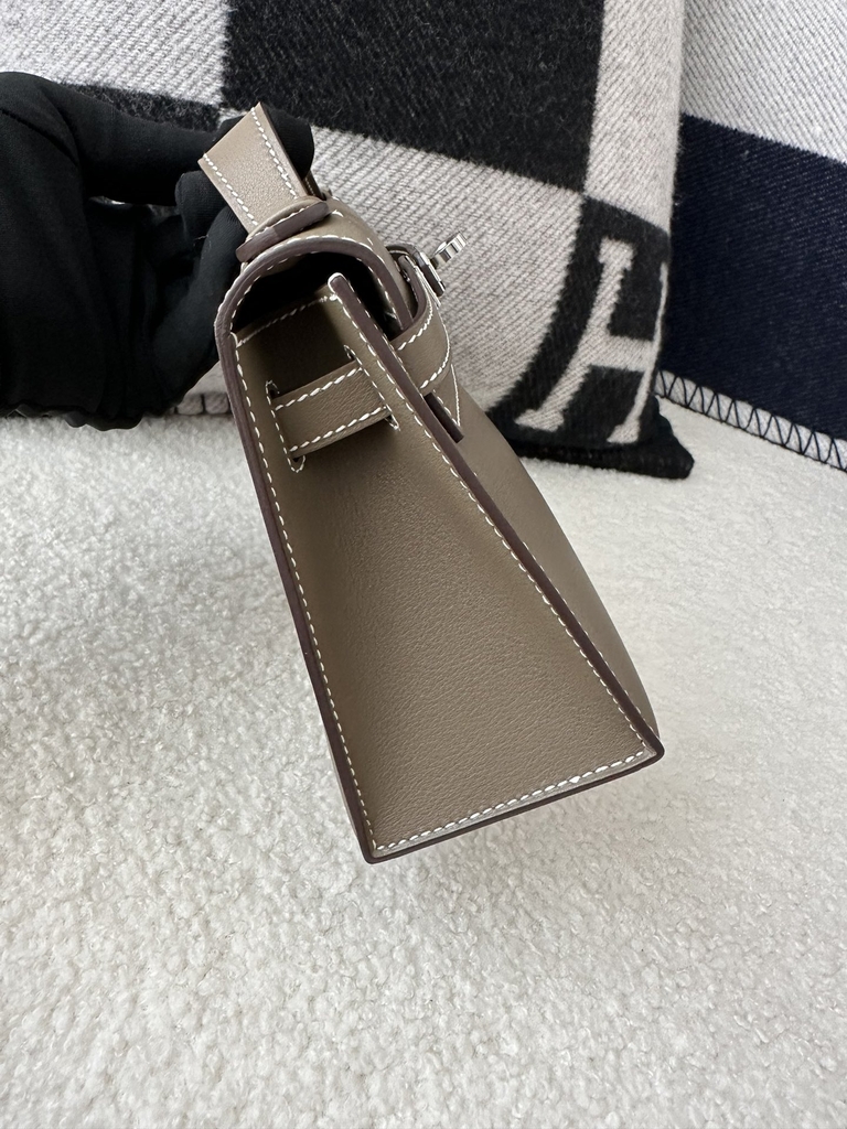 Kelly Pochette 22cm in Imported Swift Calfskin, CC18 Etoupe Grey with Silver Hardware
