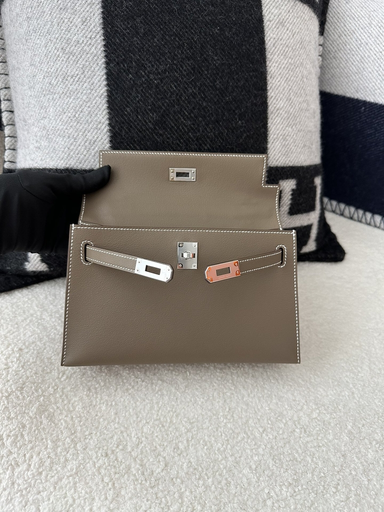 Kelly Pochette 22cm in Imported Swift Calfskin, CC18 Etoupe Grey with Silver Hardware
