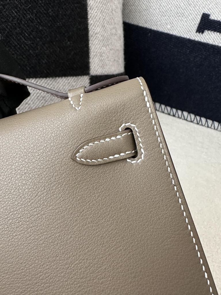 Kelly Pochette 22cm in Imported Swift Calfskin, CC18 Etoupe Grey with Silver Hardware