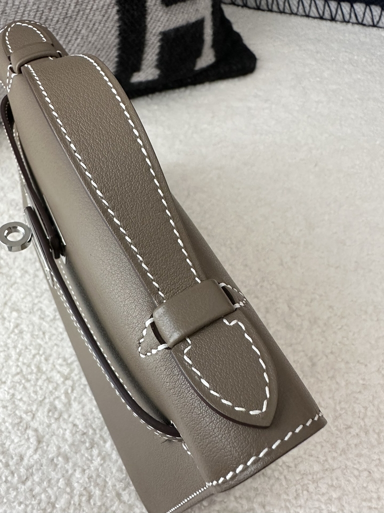 Kelly Pochette 22cm in Imported Swift Calfskin, CC18 Etoupe Grey with Silver Hardware