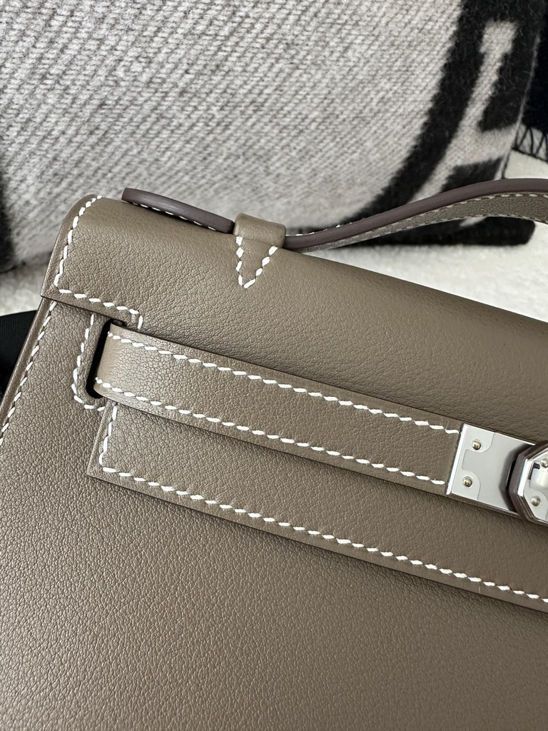 Kelly Pochette 22cm in Imported Swift Calfskin, CC18 Etoupe Grey with Silver Hardware