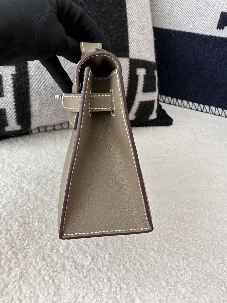 Kelly Pochette 22cm in Imported Swift Calfskin, CC18 Etoupe Grey with Silver Hardware