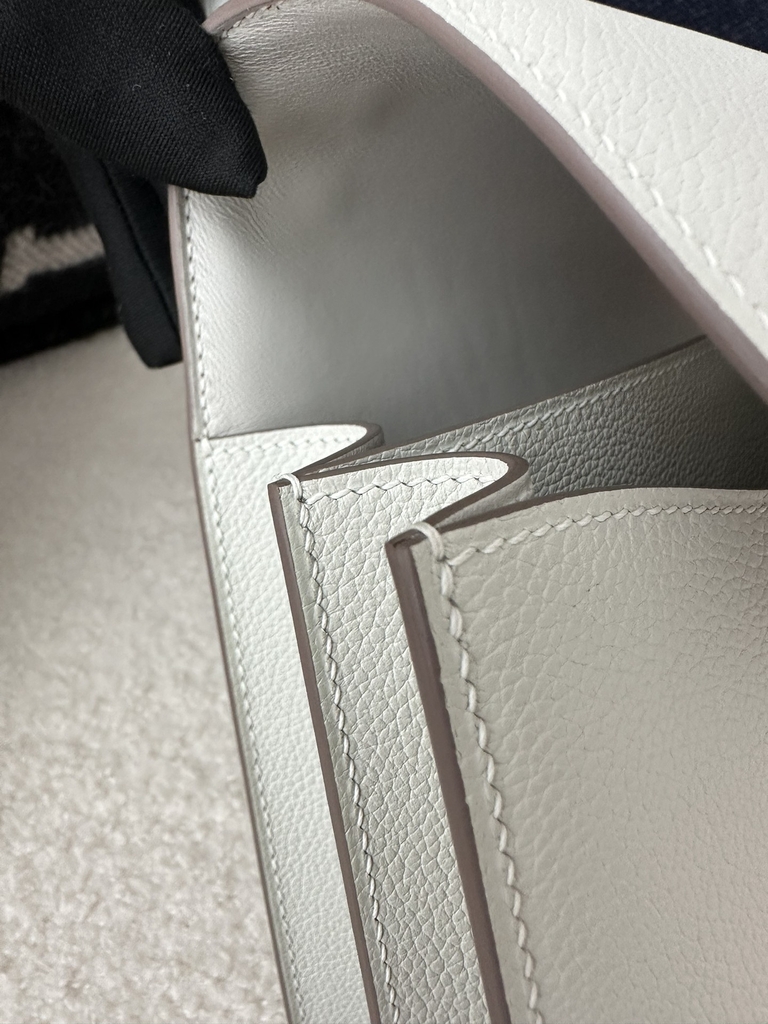 Constance 23cm Classic in Imported Evercolor Leather, M4 Gris Pale Light Grey with Silver Hardware