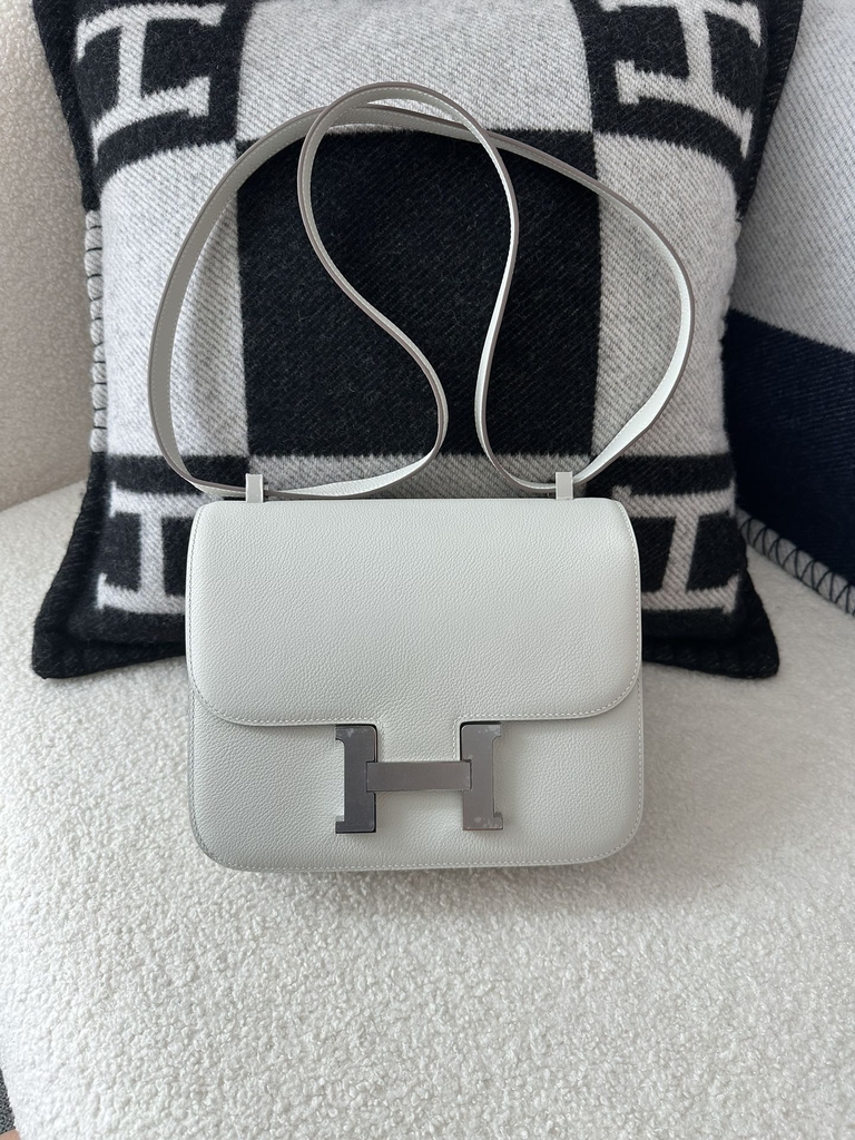 Constance 23cm Classic in Imported Evercolor Leather, M4 Gris Pale Light Grey with Silver Hardware