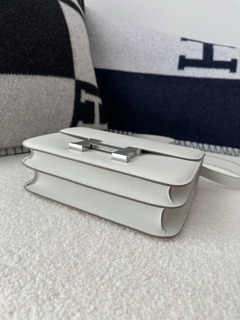 Constance 23cm Classic in Imported Evercolor Leather, M4 Gris Pale Light Grey with Silver Hardware