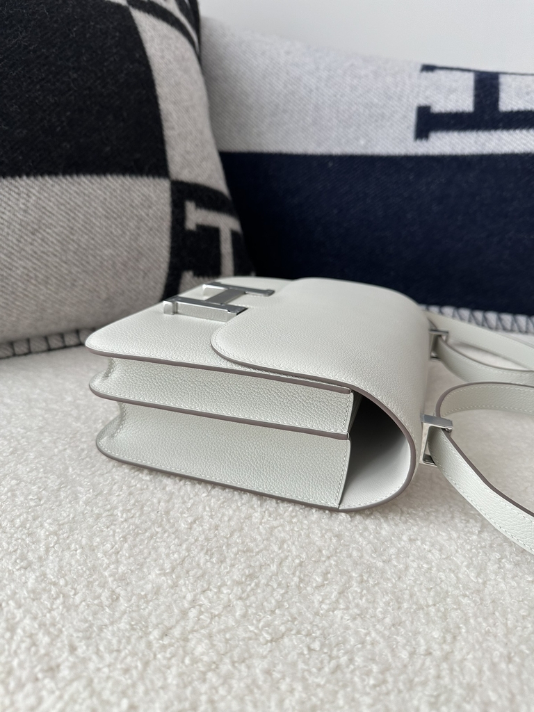 Constance 23cm Classic in Imported Evercolor Leather, M4 Gris Pale Light Grey with Silver Hardware