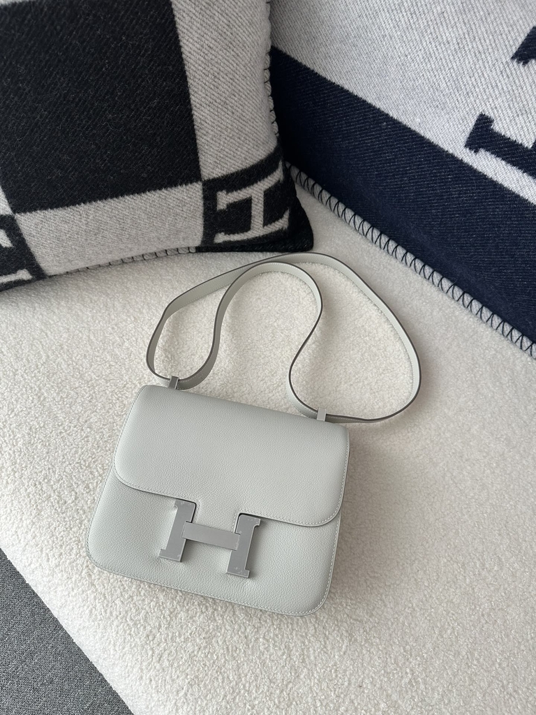 Constance 23cm Classic in Imported Evercolor Leather, M4 Gris Pale Light Grey with Silver Hardware