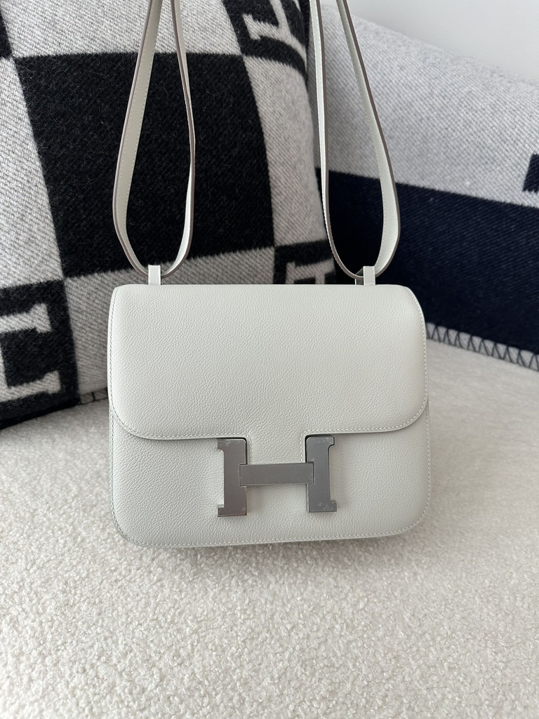 Constance 23cm Classic in Imported Evercolor Leather, M4 Gris Pale Light Grey with Silver Hardware