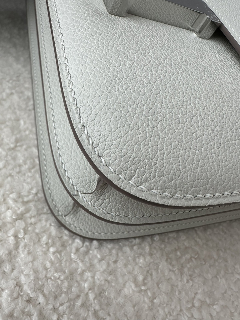 Constance 23cm Classic in Imported Evercolor Leather, M4 Gris Pale Light Grey with Silver Hardware