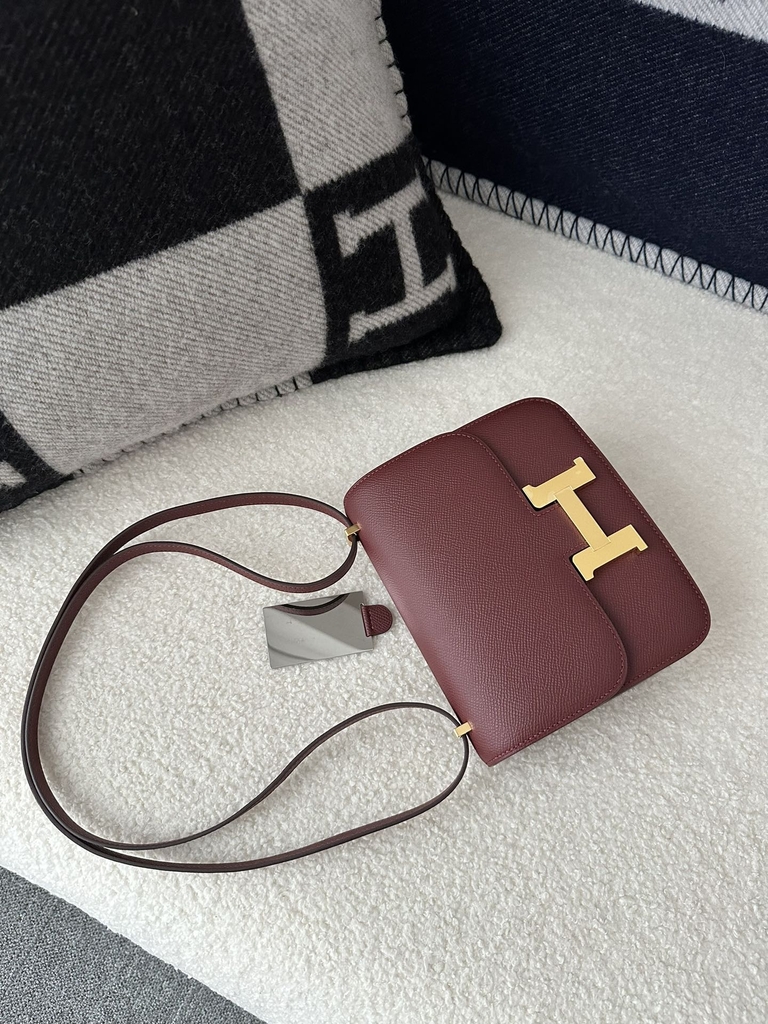 Constance 18cm Classic in Imported Epsom Leather with Grain, CK55 Rouge H with Gold Hardware