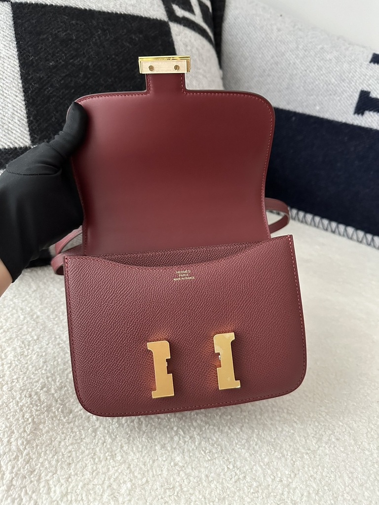 Constance 18cm Classic in Imported Epsom Leather with Grain, CK55 Rouge H with Gold Hardware