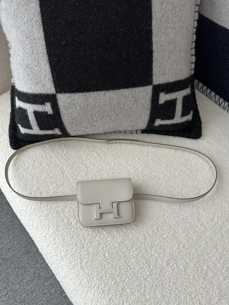 Constance Slim Cardholder Wallet in Evercolor Cowhide, 8L Beton Glacier White with Silver Hardware