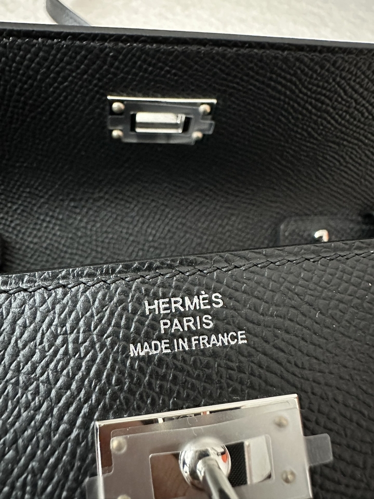 Kelly To Go Crossbody Wallet in Imported Epsom Leather, CK89 Noir Black with Silver Hardware