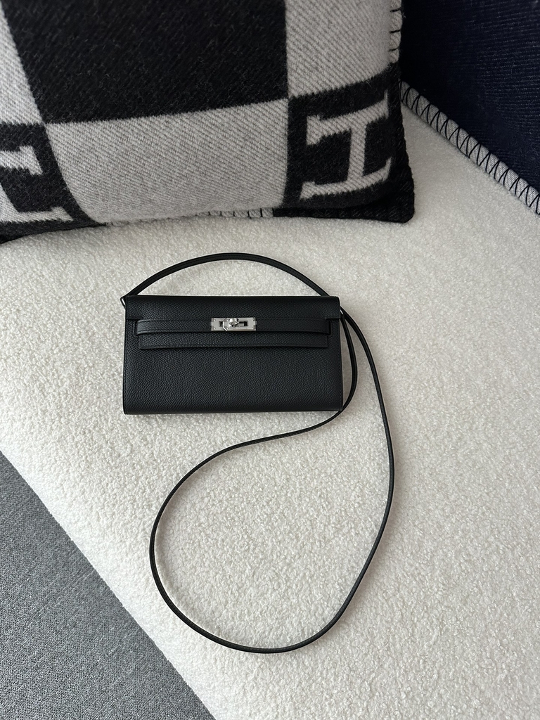 Kelly To Go Crossbody Wallet in Imported Epsom Leather, CK89 Noir Black with Silver Hardware