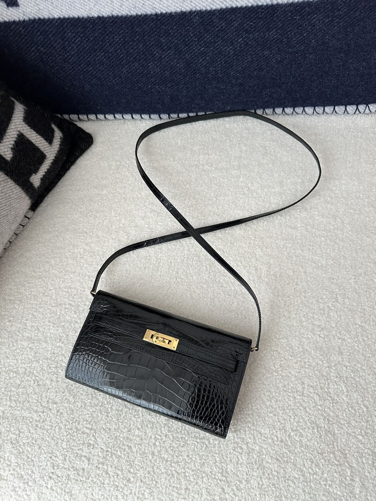 Kelly To Go Crossbody Wallet in Imported HCP Water-Dyed Shiny Alligator Crocodile, CK89 Noir Black with Gold Hardware