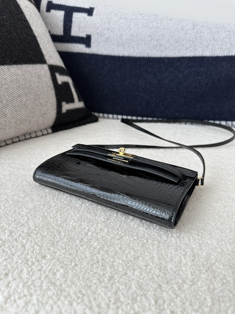 Kelly To Go Crossbody Wallet in Imported HCP Water-Dyed Shiny Alligator Crocodile, CK89 Noir Black with Gold Hardware