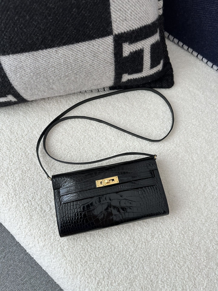 Kelly To Go Crossbody Wallet in Imported HCP Water-Dyed Shiny Alligator Crocodile, CK89 Noir Black with Gold Hardware
