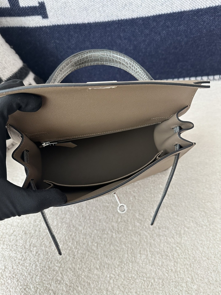 Kelly 25cm Touch in HCP Water-Dyed Shiny Nilo Crocodile with Imported Madame Calfskin, CK18 Etoupe Grey and CK81 Gris Tourterelle with Silver Hardware