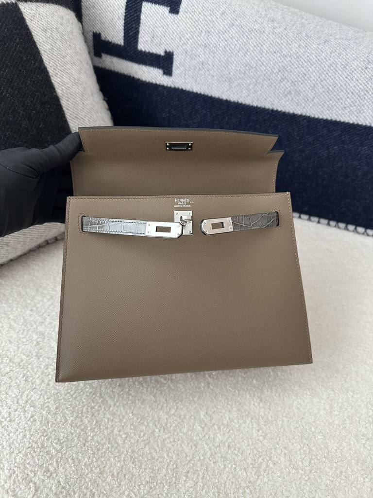 Kelly 25cm Touch in HCP Water-Dyed Shiny Nilo Crocodile with Imported Madame Calfskin, CK18 Etoupe Grey and CK81 Gris Tourterelle with Silver Hardware