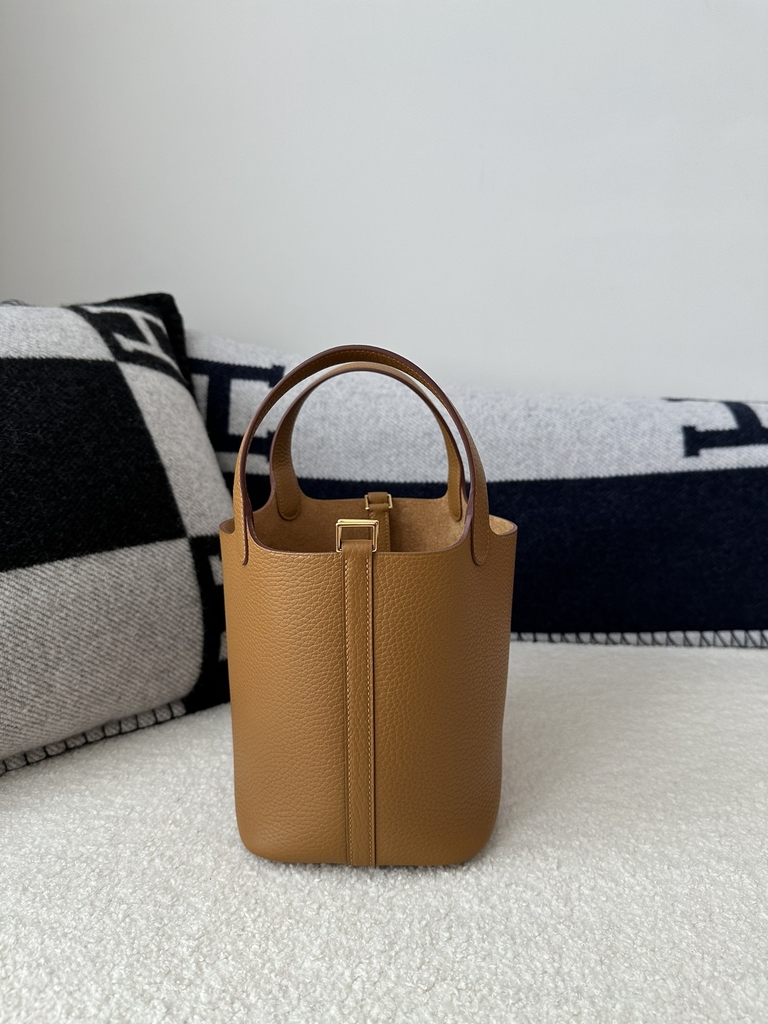 Picotin Lock 18cm in Imported Clemence TC Leather, 2S Sesame with Gold Hardware