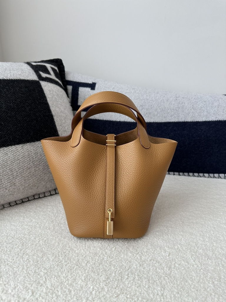 Picotin Lock 18cm in Imported Clemence TC Leather, 2S Sesame with Gold Hardware