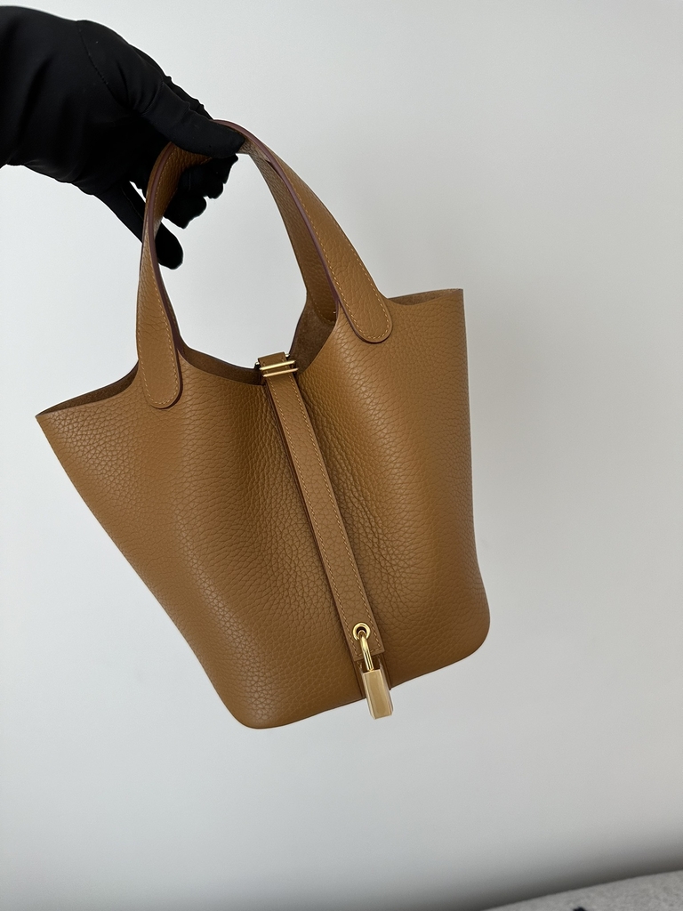Picotin Lock 18cm in Imported Clemence TC Leather, 2S Sesame with Gold Hardware