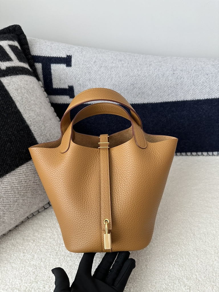 Picotin Lock 18cm in Imported Clemence TC Leather, 2S Sesame with Gold Hardware
