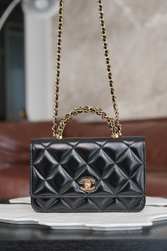 Chanel 24b Flap Bag with Chunky Chain Handle - Black