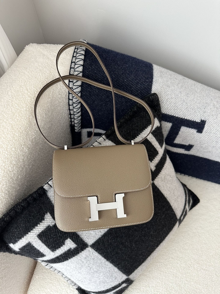 Constance 18cm Classic in Imported Epsom Leather, CK18 Etoupe Grey with Silver Hardware