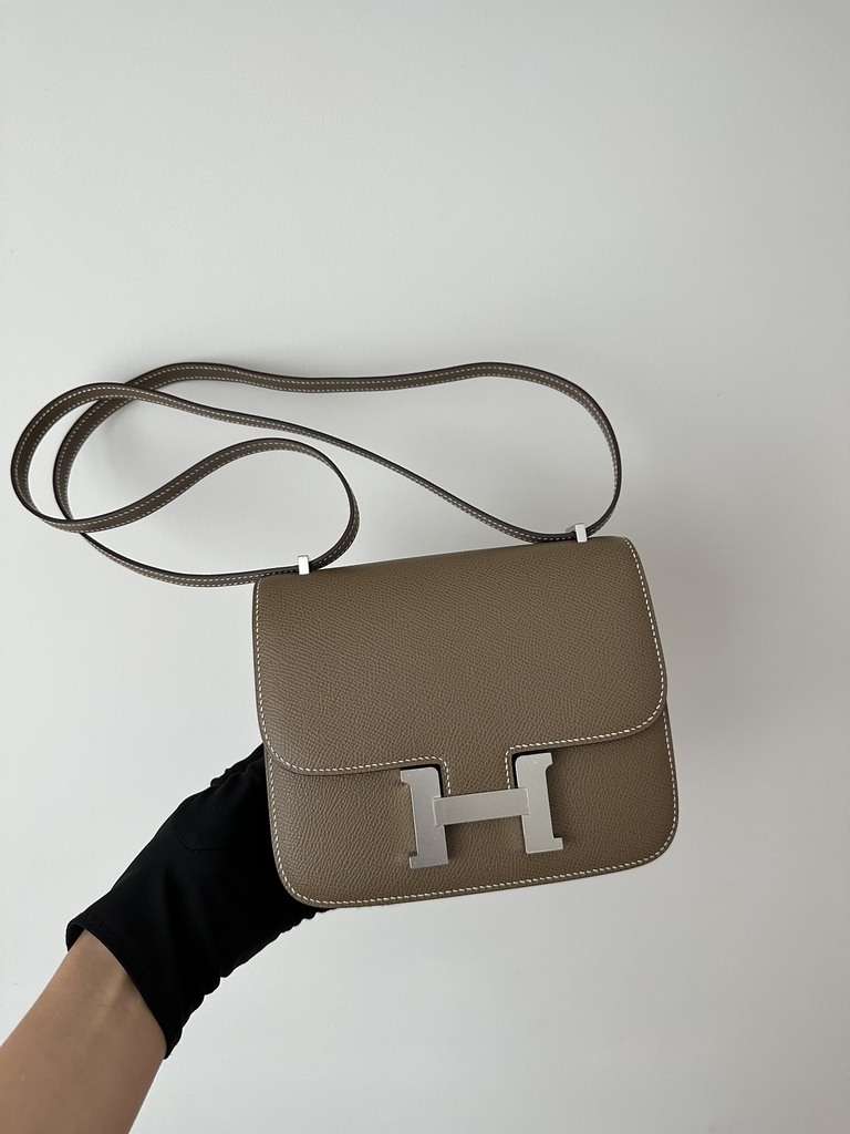 Constance 18cm Classic in Imported Epsom Leather, CK18 Etoupe Grey with Silver Hardware