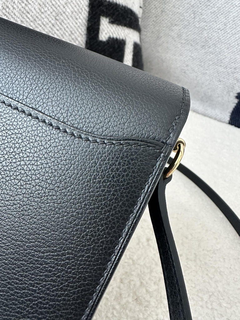 Roulis 18cm in Imported Evercolor Leather, CC89 Noir Black with Gold Hardware