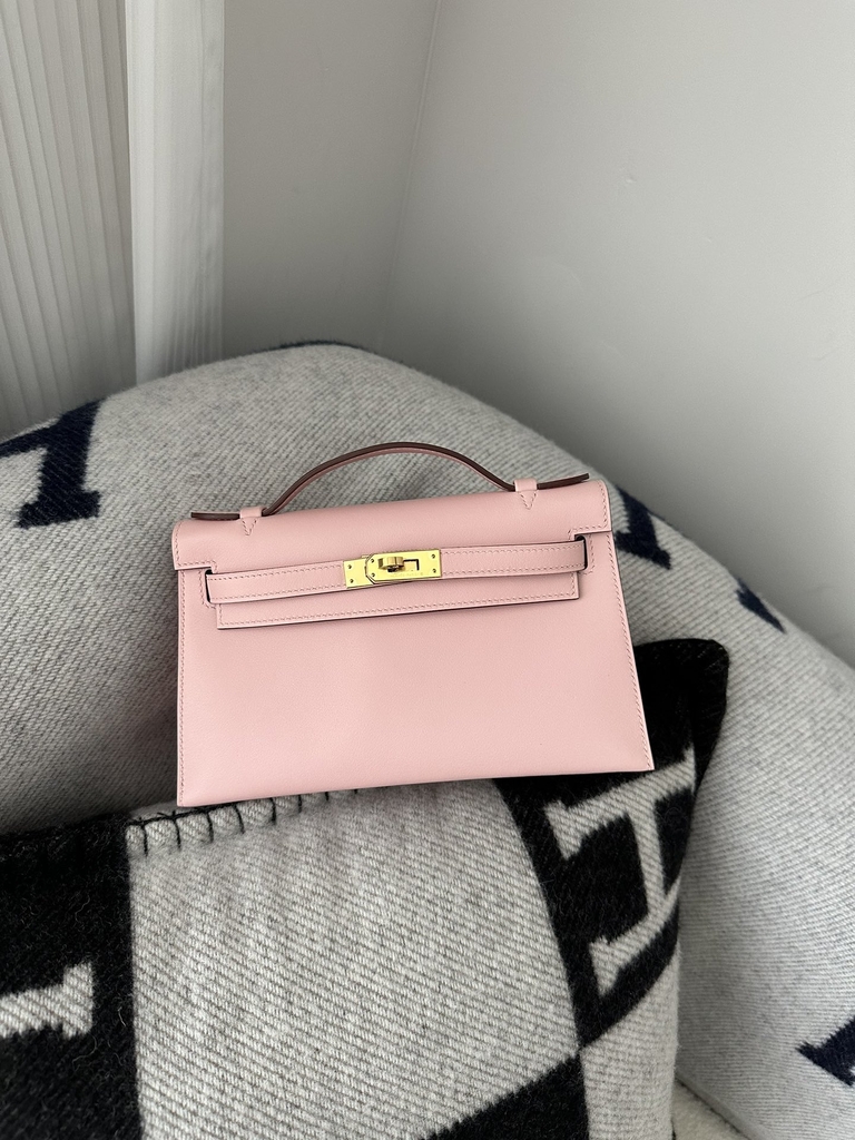 Kelly Pochette First Generation 22cm in Imported Swift Calfskin, 3Q Rose Sakura with Gold Hardware