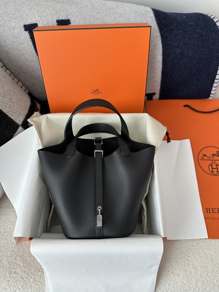 Picotin Lock 18cm in Imported Clemence TC Leather, CK89 Noir Black with Silver Hardware