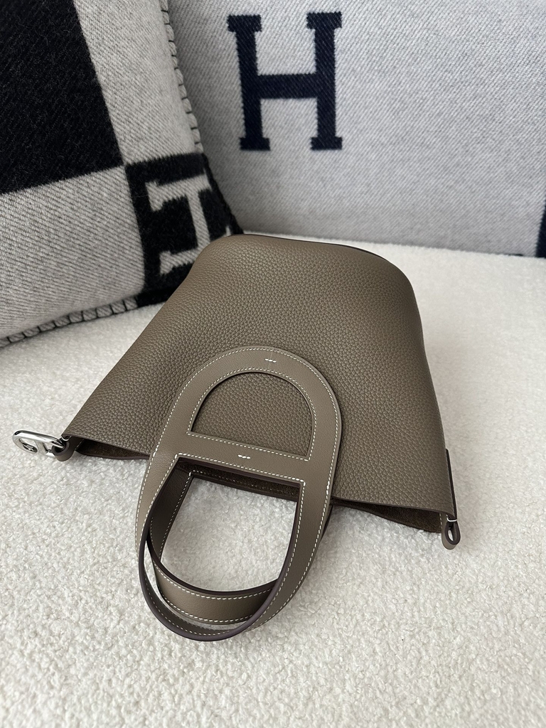 Piction in the loo 18cm Clemence swift CK18 Etoupe grey silver hardware
