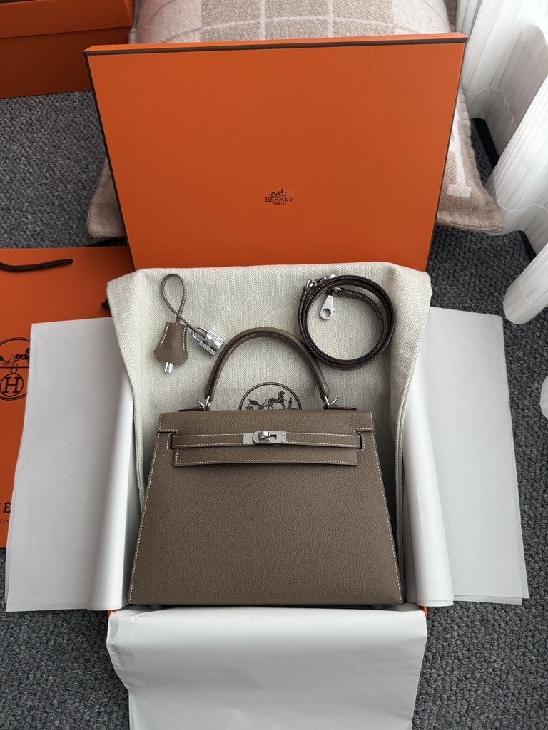 Kelly 25cm Epsom Leather Handbag in Etoupe Grey with Silver Hardware