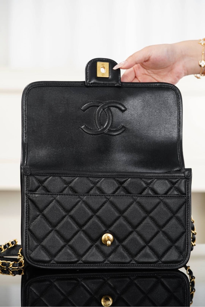 Chanel 25B Four-Leaf Clover Coin Messenger Bag Black Gold