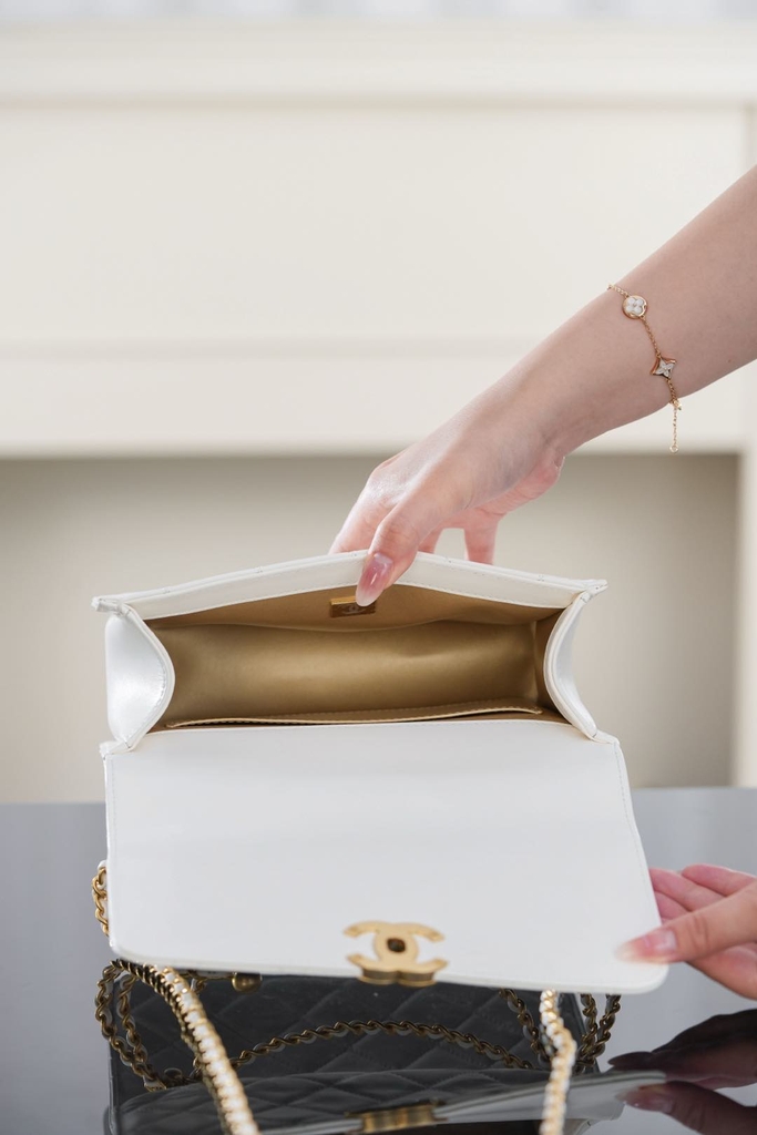 Channel 25s Original Calfskin White Double Gold Ball 22cm