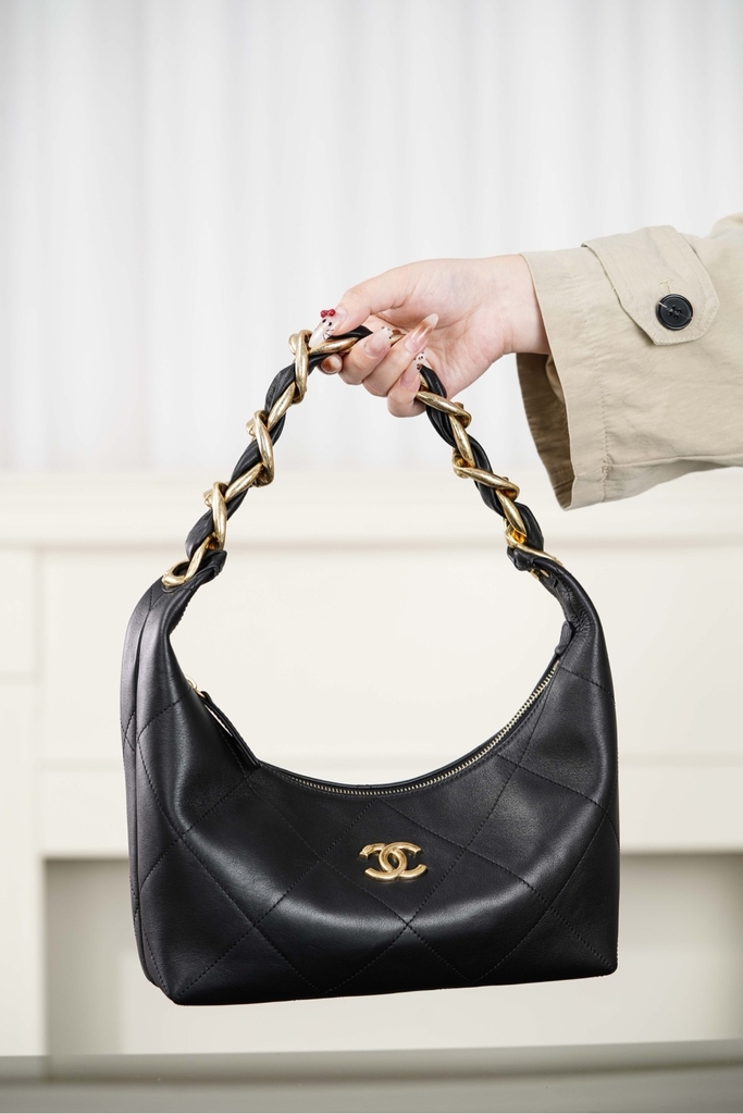Chanel 25k Vintage Hobo Bag with Chunky Chain