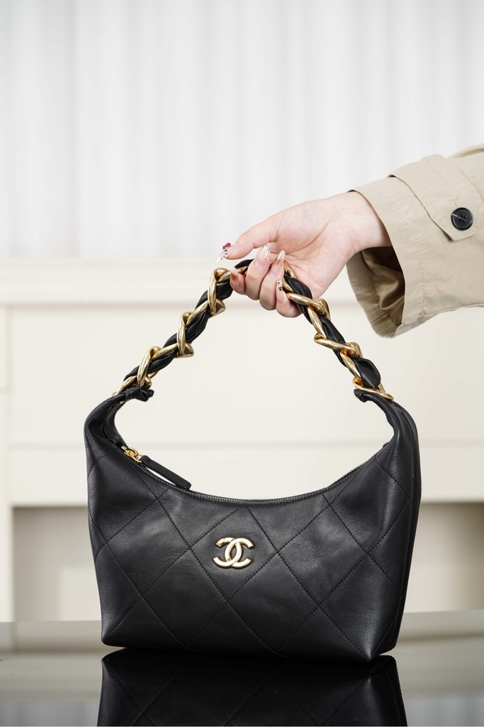 Chanel 25k Vintage Hobo Bag with Chunky Chain