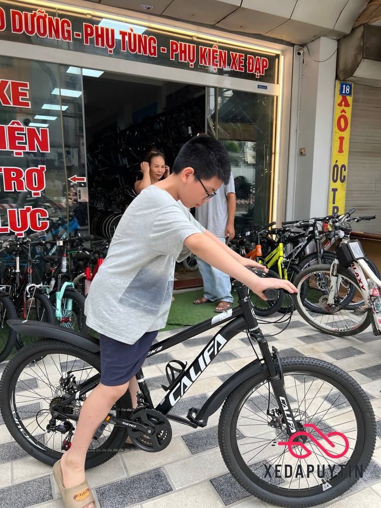 Khách hàng trải nghiệm xe đạp Califa CK2 tại cửa hàng