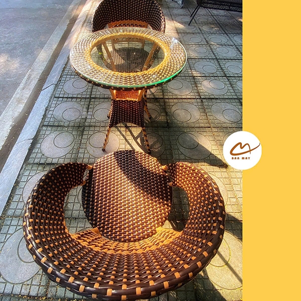 Bàn ghế ngoài trời, bàn ghế mây nhựa khung thép nội thất Bản Mây thiết kế dáng chân quỳ sang trọng, decor ban công sân vườn